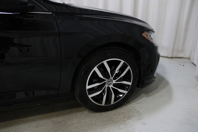 Used 2025 Volkswagen Jetta SE w/ Sunroof Package image 34