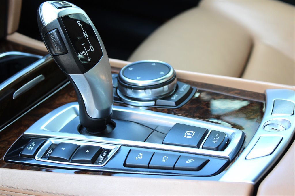 Used 2015 BMW 750Li xDrive image 25