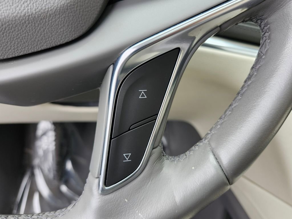 Used 2018 Cadillac XT5 Luxury w/ Driver Awareness Package image 31