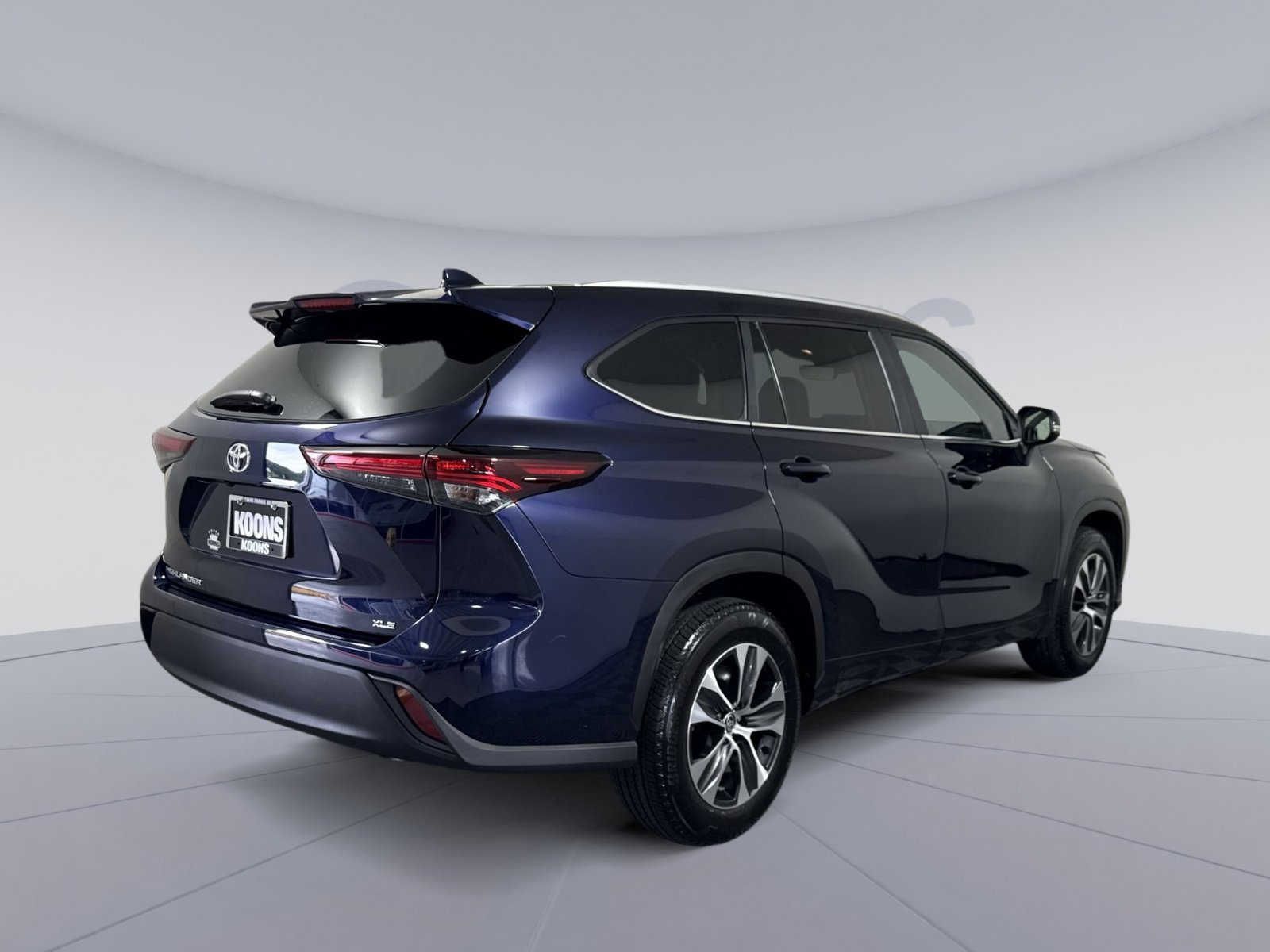 Used 2025 Toyota Highlander XLE FWD image 7