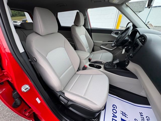Used 2025 Kia Soul LX FWD image 24
