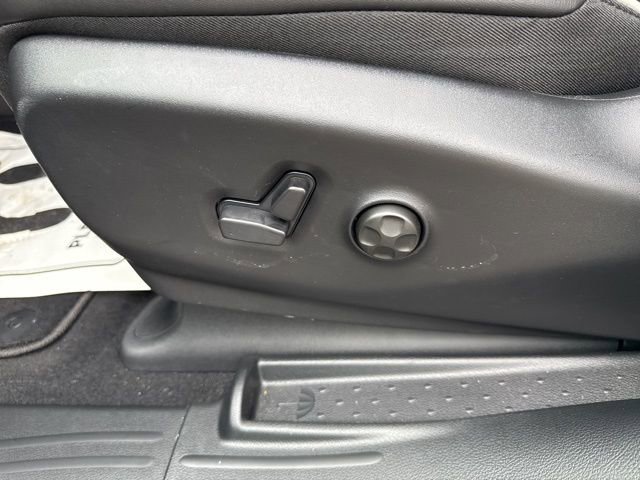 New 2026 Chrysler Pacifica Limited w/ Uconnect Theater Family Group image 33