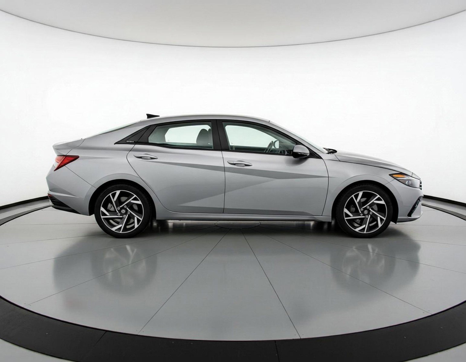 Used 2025 Hyundai Elantra Limited image 11