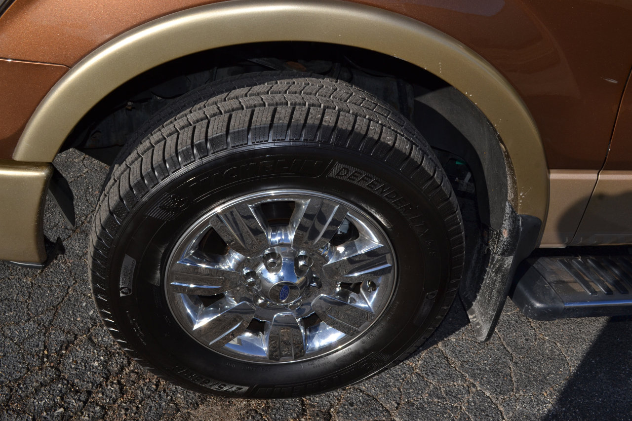 Used 2011 Ford F150 Lariat w/ Lariat Chrome Pkg image 47