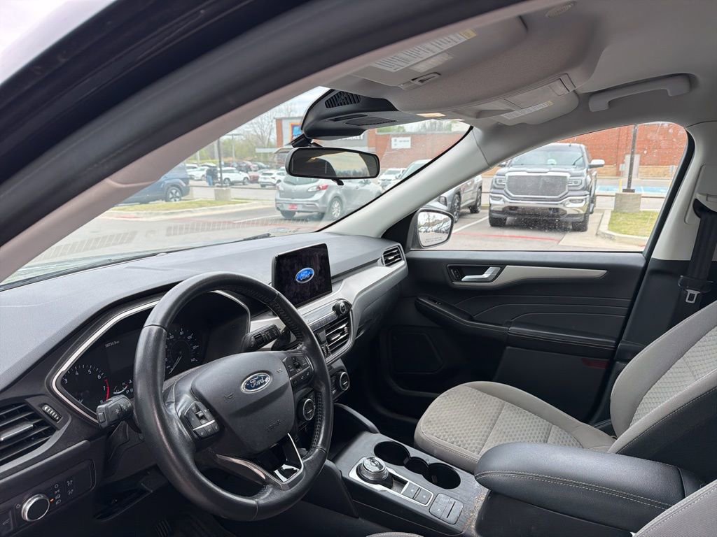 Used 2021 Ford Escape SE w/ SE Sport Appearance Package image 17