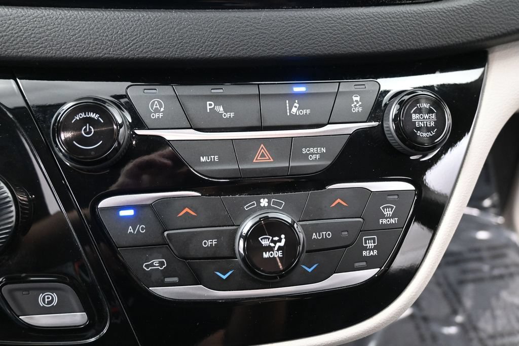 Used 2024 Chrysler Pacifica Touring-L FWD image 45