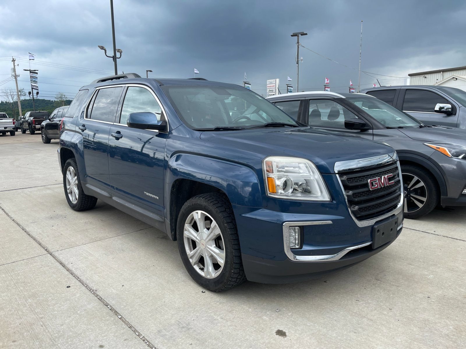 Used 2017 GMC Terrain SLE w/ Convenience Package AWD/4WD image 4