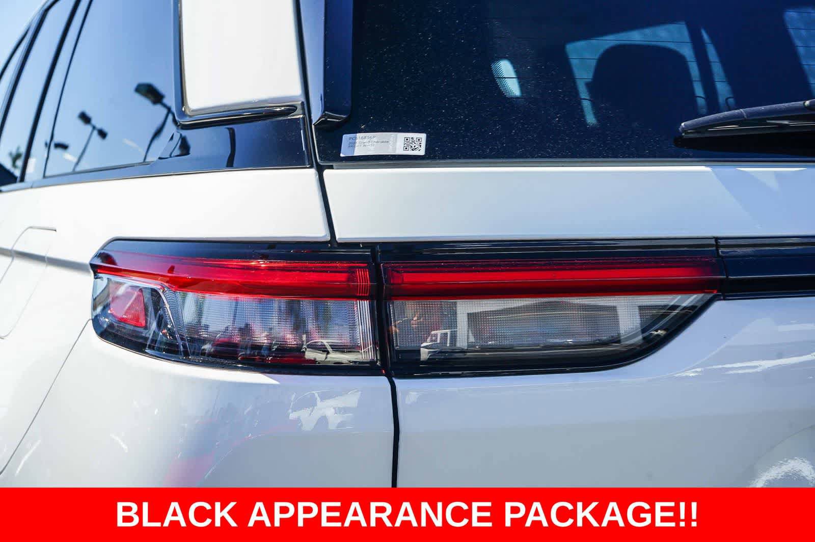 Used 2023 Jeep Grand Cherokee Limited w/ Black Appearance Package AWD/4WD image 7