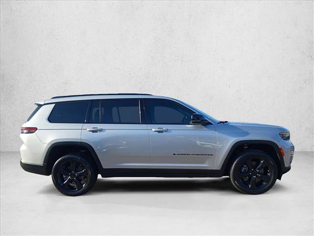 Used 2024 Jeep Grand Cherokee L Limited w/ Black Appearance Package AWD/4WD image 4