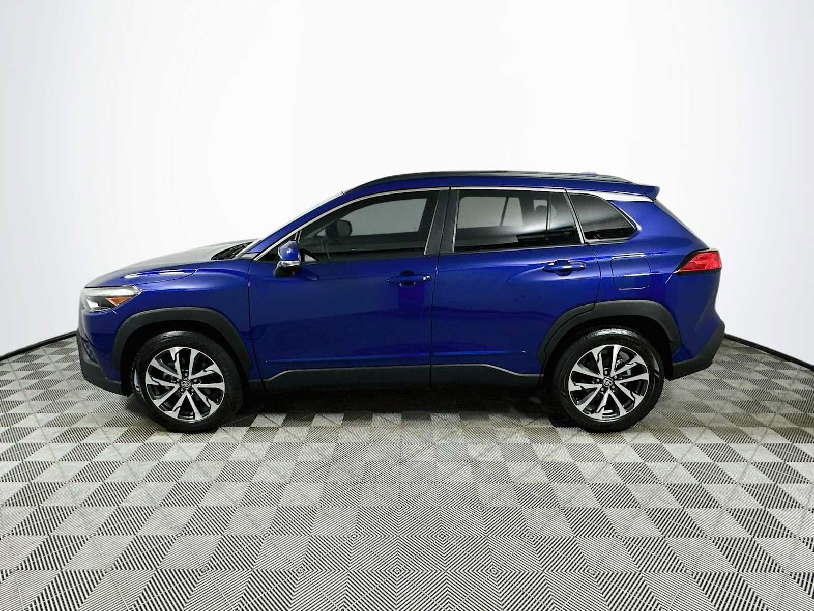 Used 2022 Toyota Corolla Cross XLE w/ Convenience Package FWD image 4