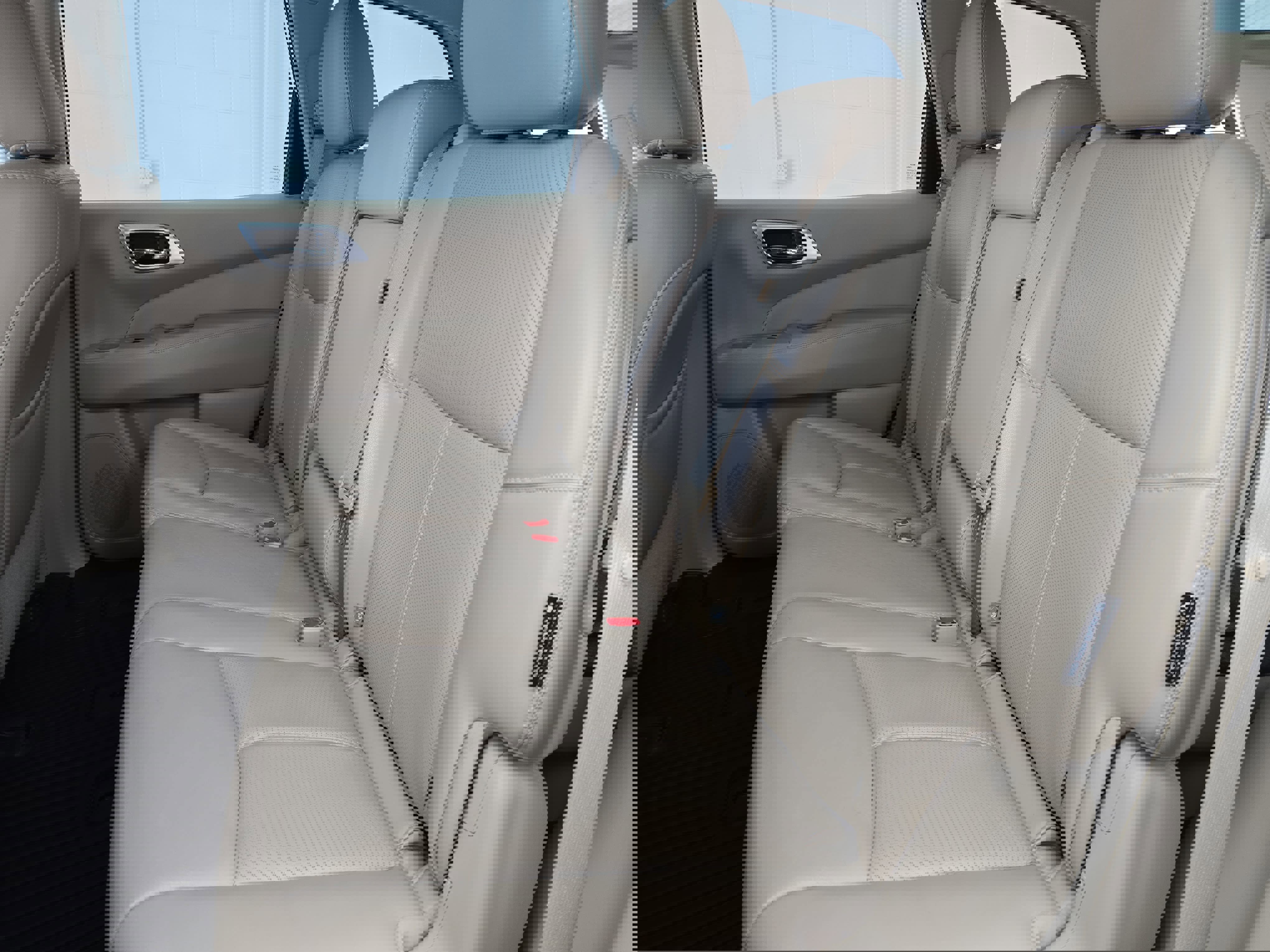 Used 2020 Nissan Pathfinder Platinum image 16