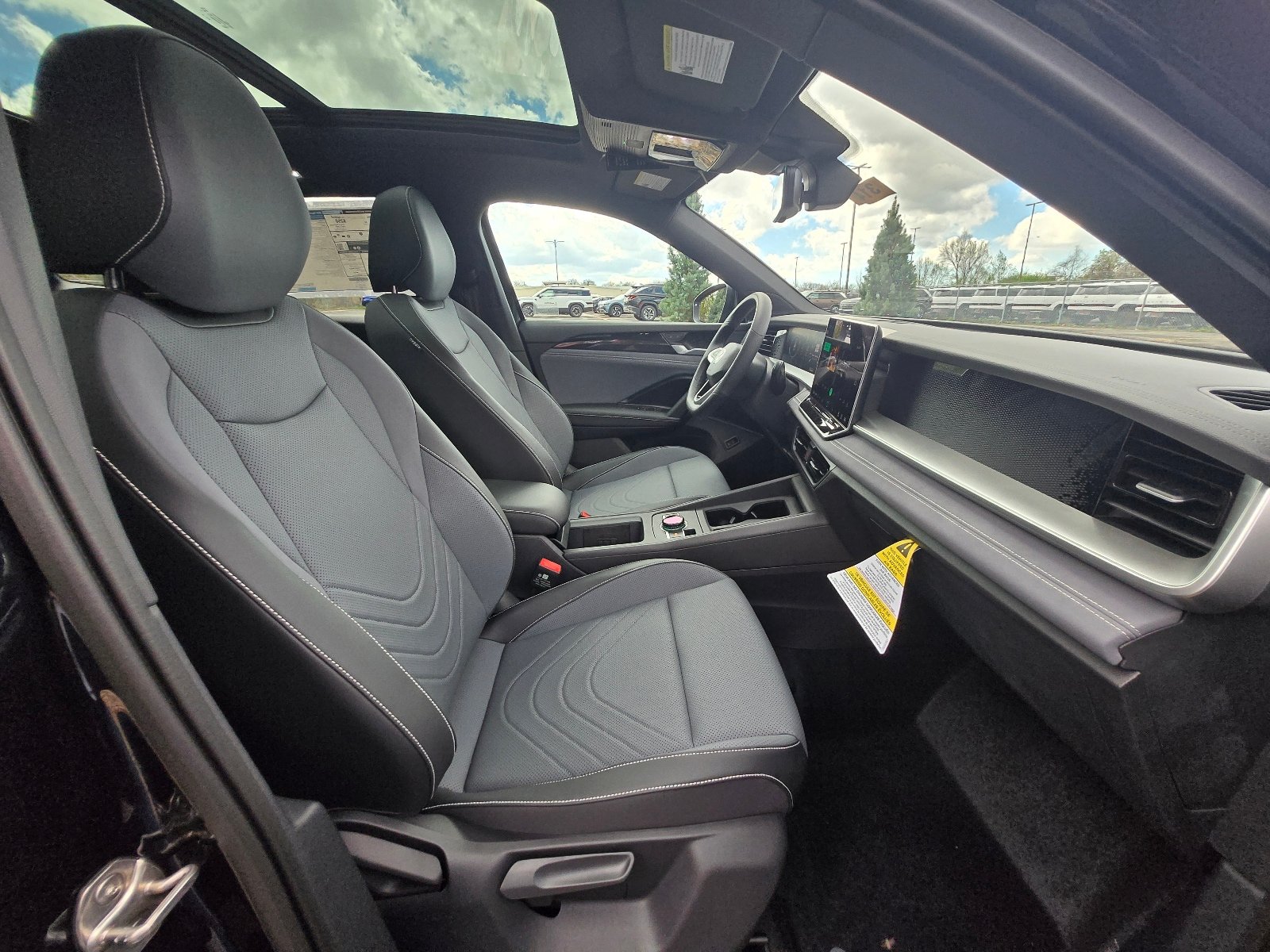New 2026 Volkswagen Tiguan SE R-Line FWD image 10