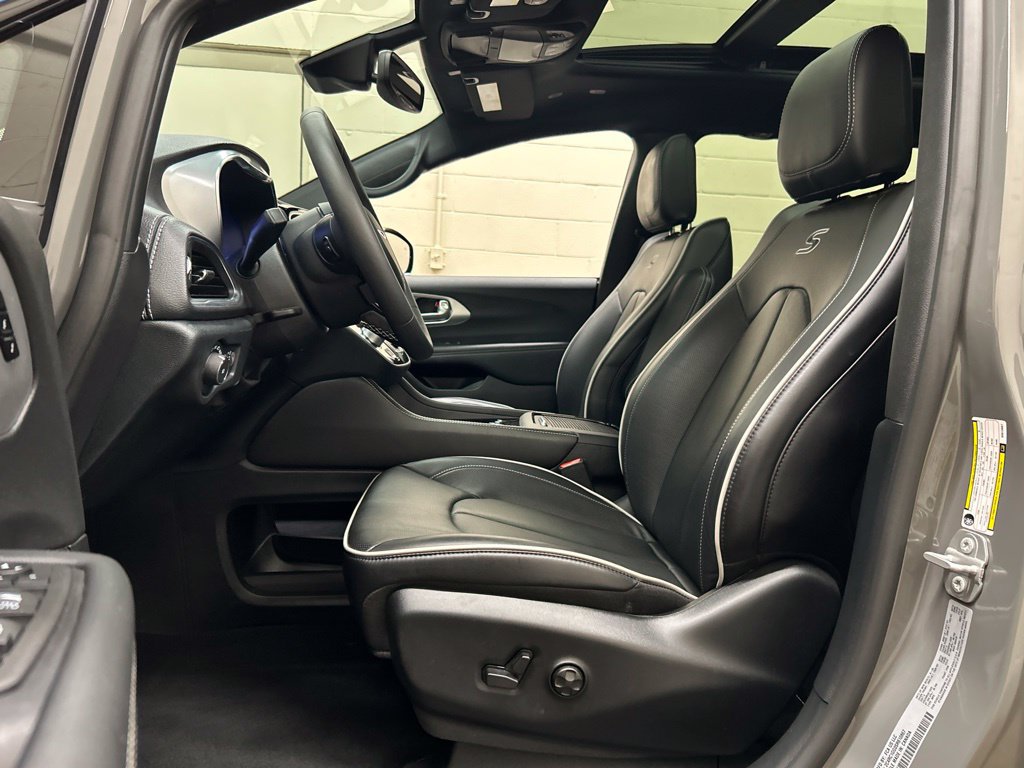 Used 2025 Chrysler Pacifica Limited FWD image 8