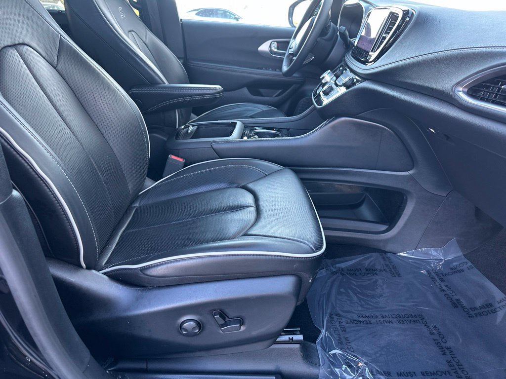 Used 2025 Chrysler Pacifica Limited FWD image 35