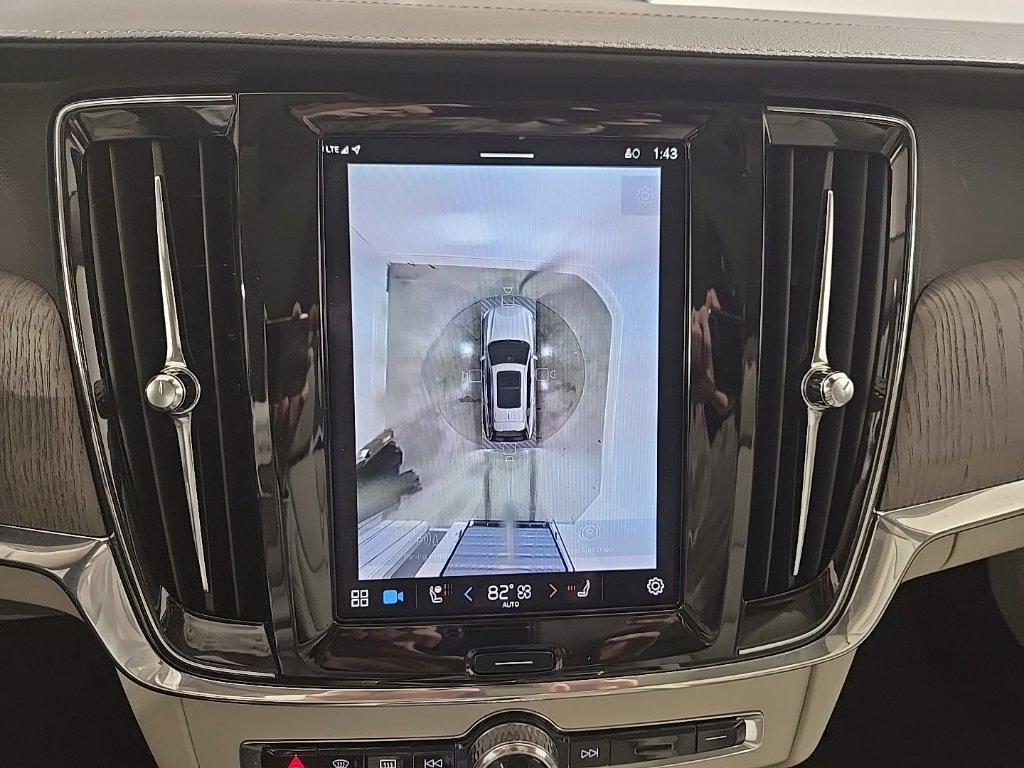 Used 2024 Volvo V90 B6 Cross Country Ultimate w/ Climate Package image 18