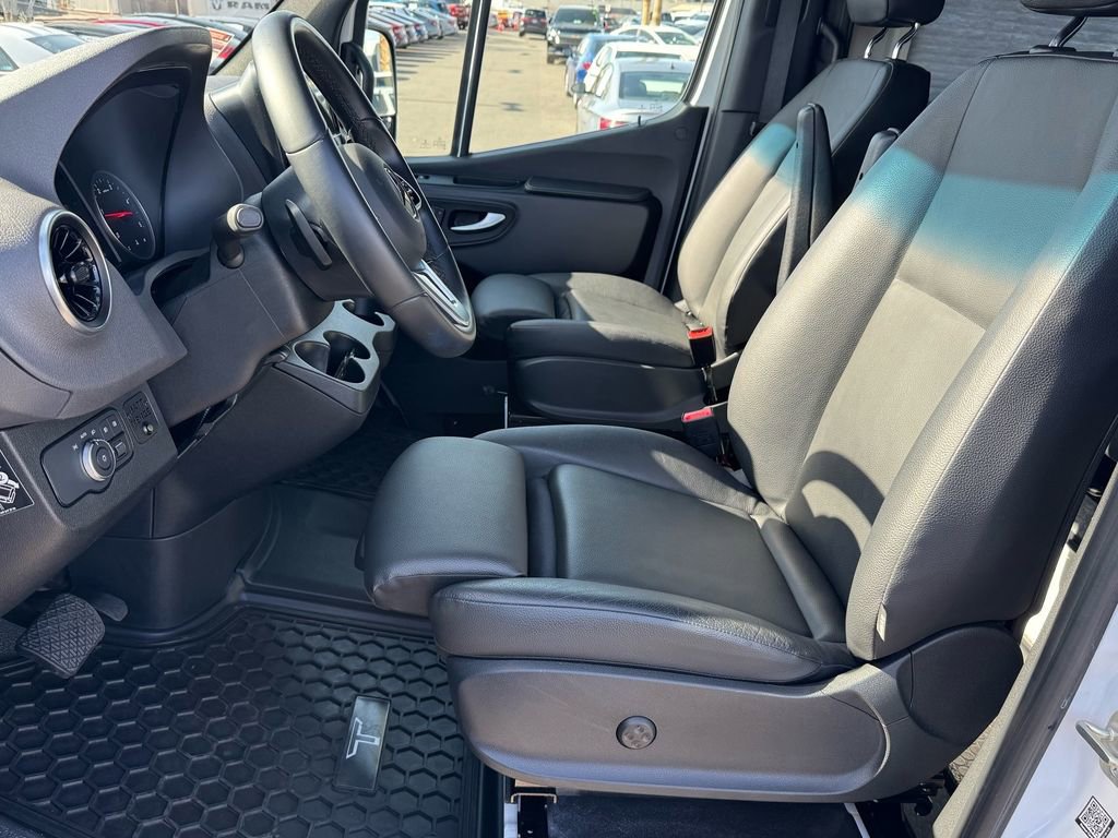 Used 2023 Mercedes-Benz Sprinter 2500 image 32