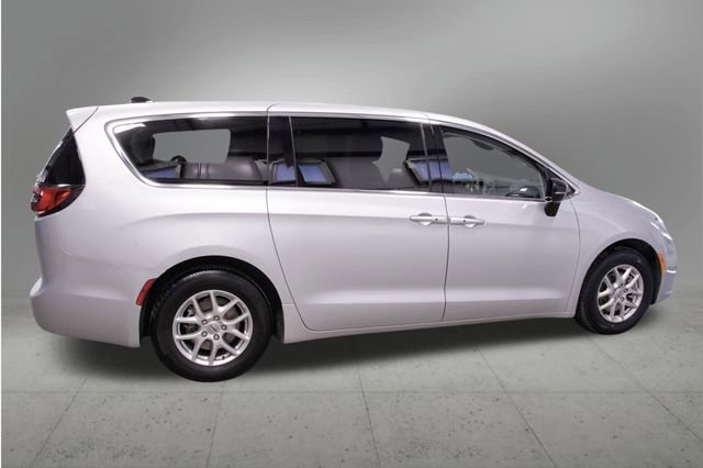 Used 2024 Chrysler Pacifica Touring-L image 6
