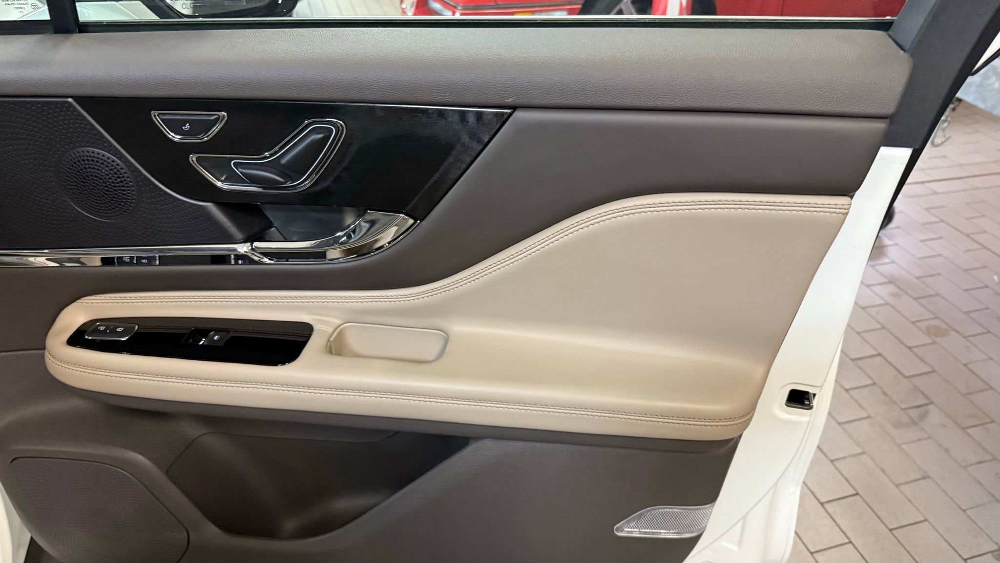 Used 2024 Lincoln Corsair Grand Touring w/ Equipment Group 301A image 8