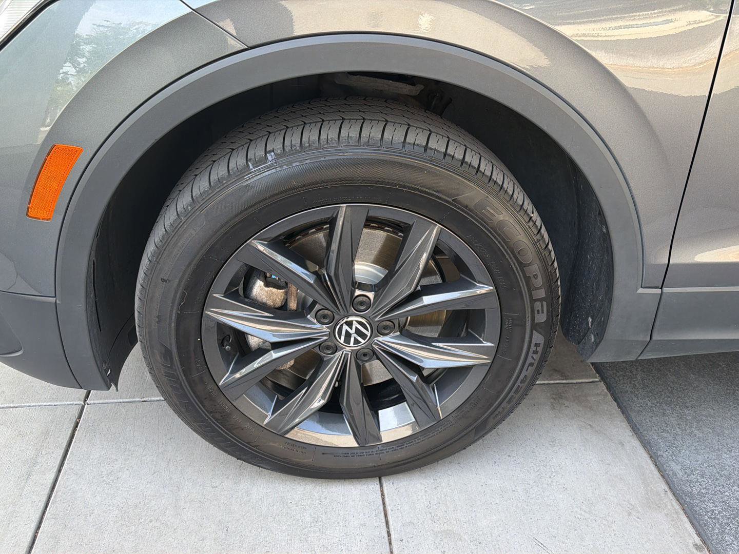 Certified 2024 Volkswagen Tiguan SE w/ Panoramic Sunroof Package AWD/4WD image 9
