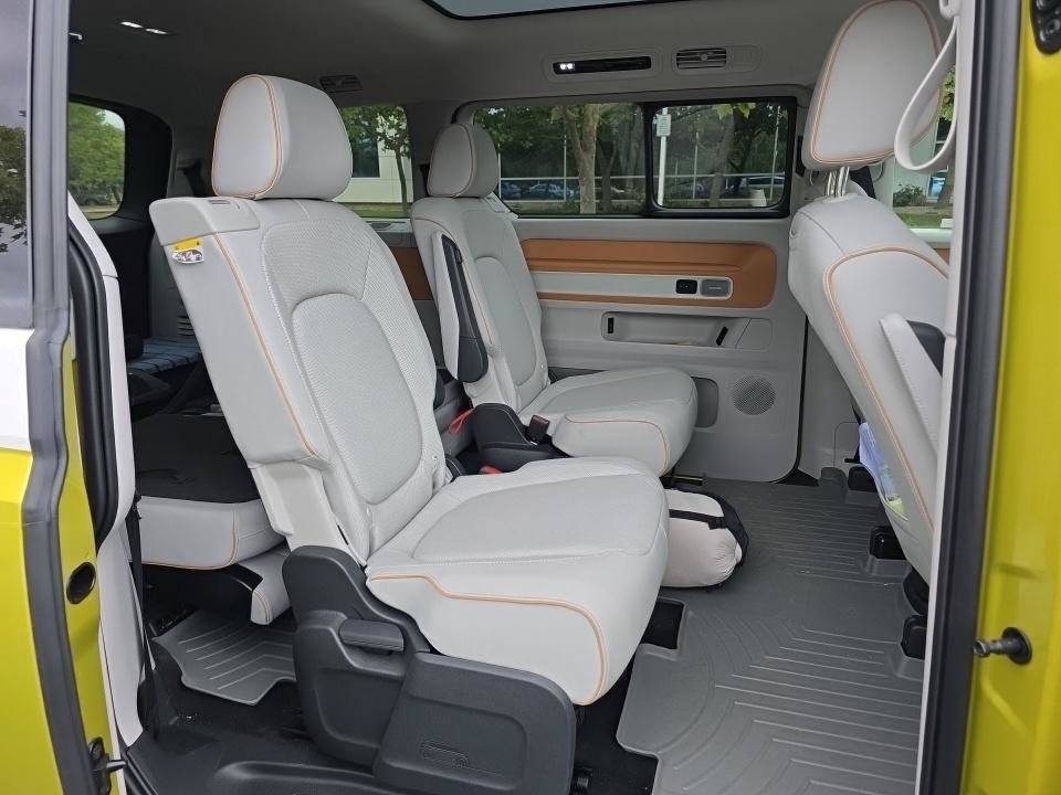 Certified 2025 Volkswagen ID. Buzz Pro S Plus AWD/4WD image 10