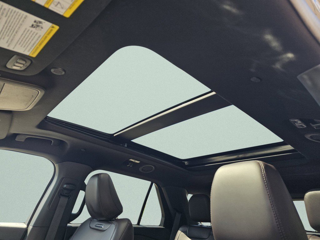 Used 2025 Ford Explorer Platinum AWD/4WD image 8