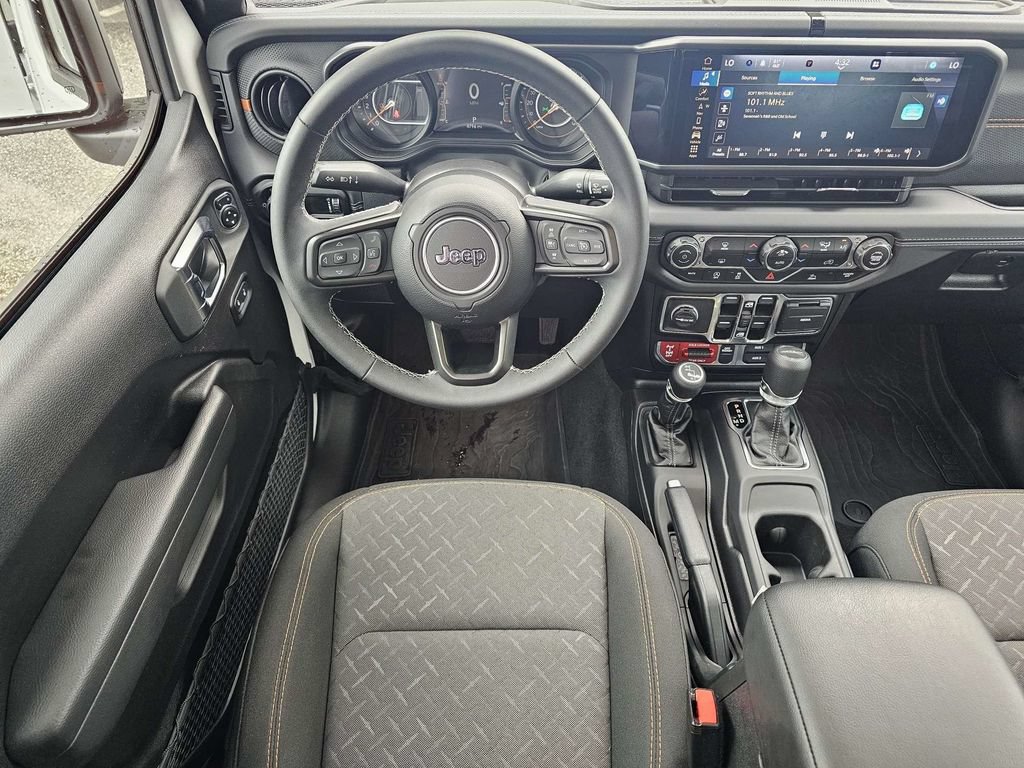 Used 2025 Jeep Gladiator Mojave w/ Technology Group AWD/4WD image 17
