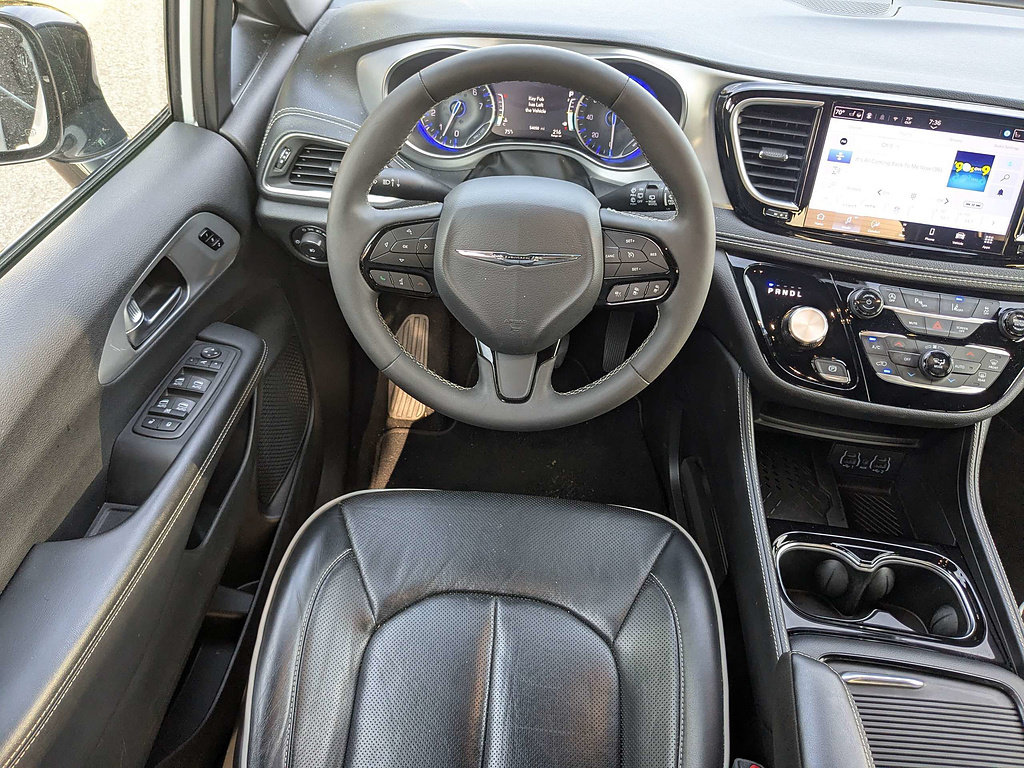 Used 2025 Chrysler Pacifica Limited FWD image 16