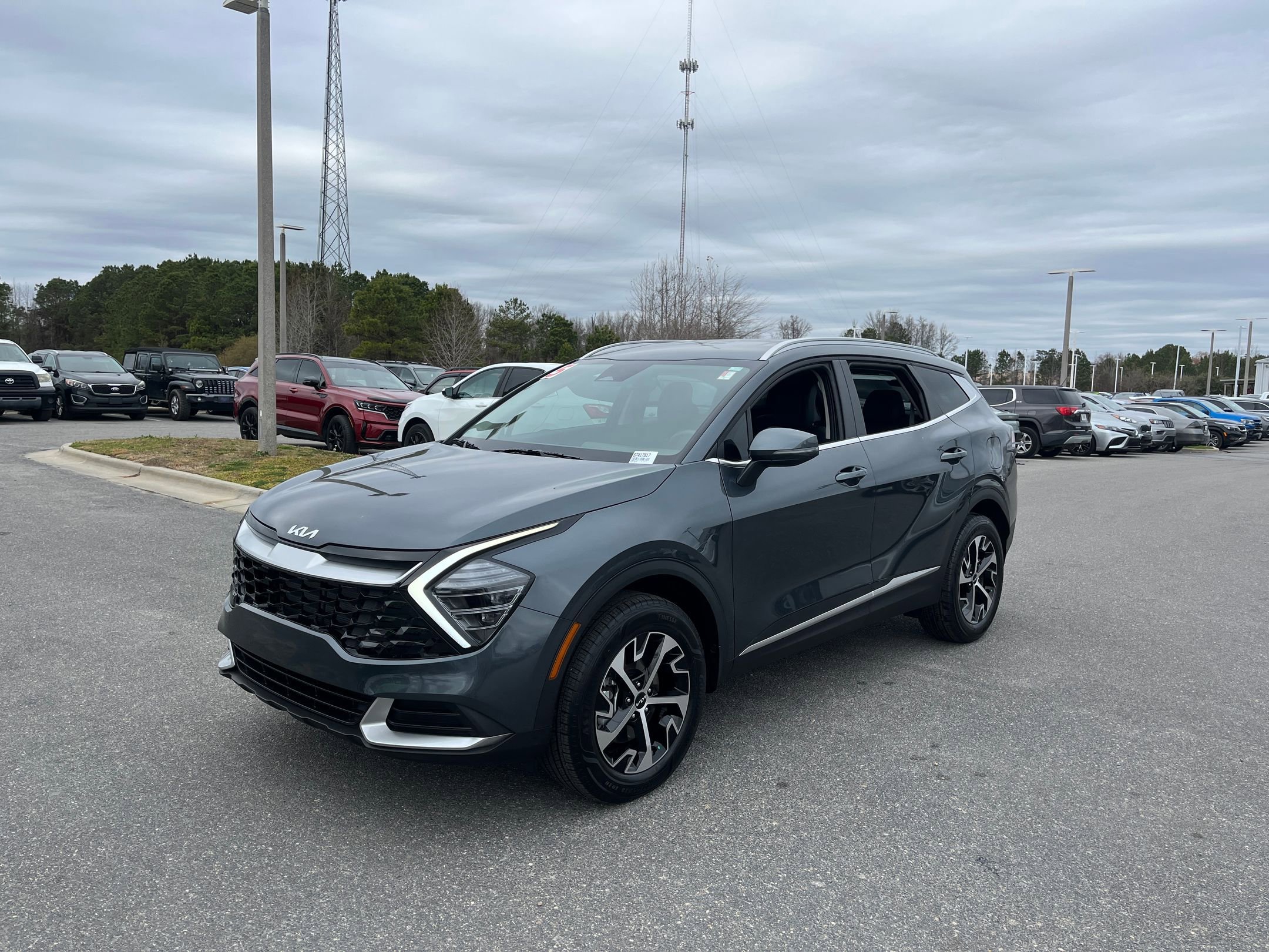 Used 2025 Kia Sportage EX image 3