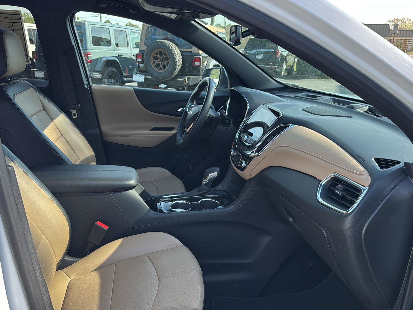 Used 2023 Chevrolet Equinox Premier image 11