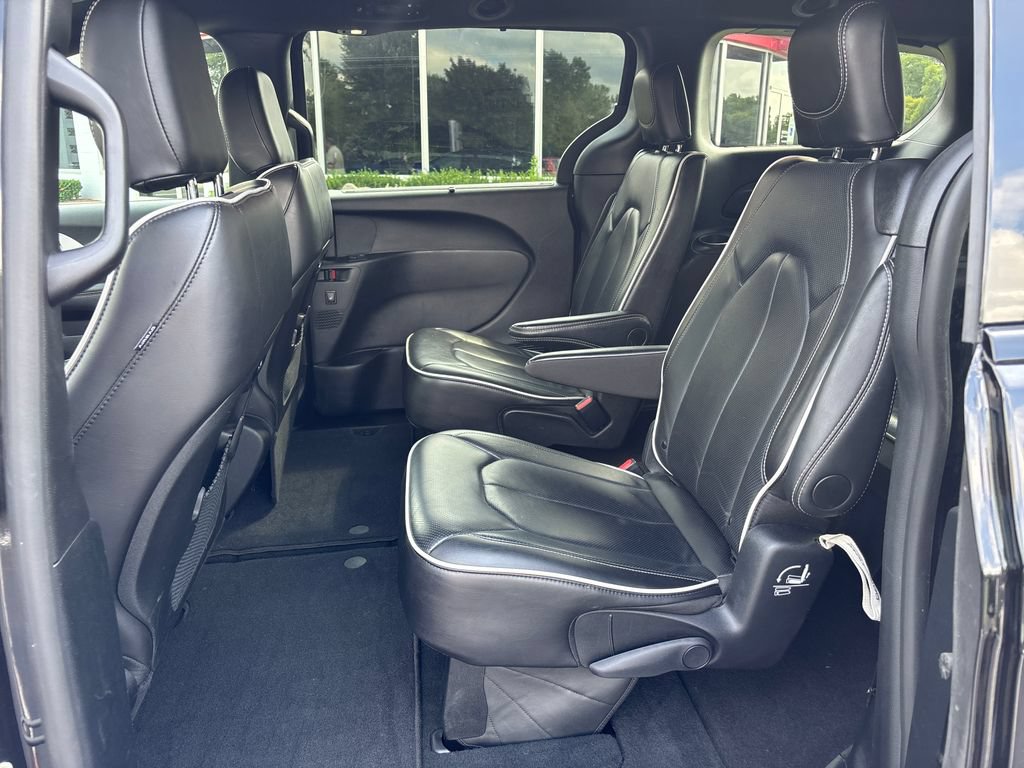 Used 2025 Chrysler Pacifica Limited FWD image 27