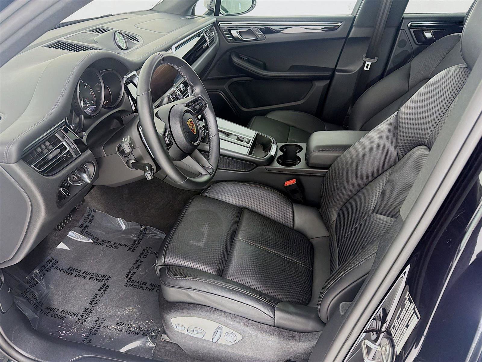 Certified 2025 Porsche Macan AWD/4WD image 4