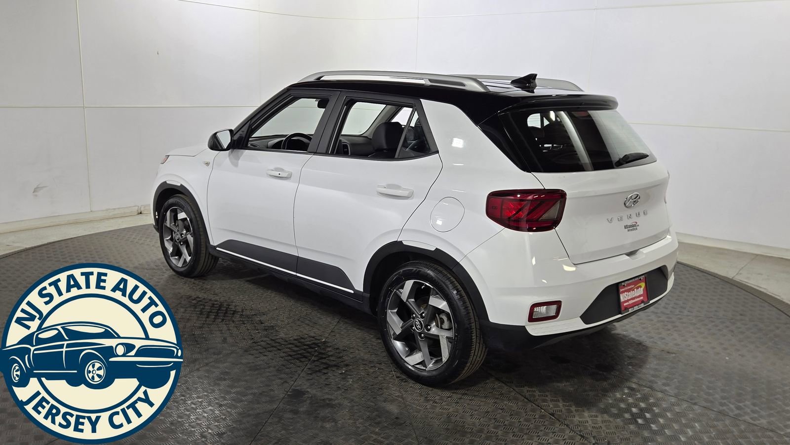 Used 2022 Hyundai Venue Limited FWD image 5