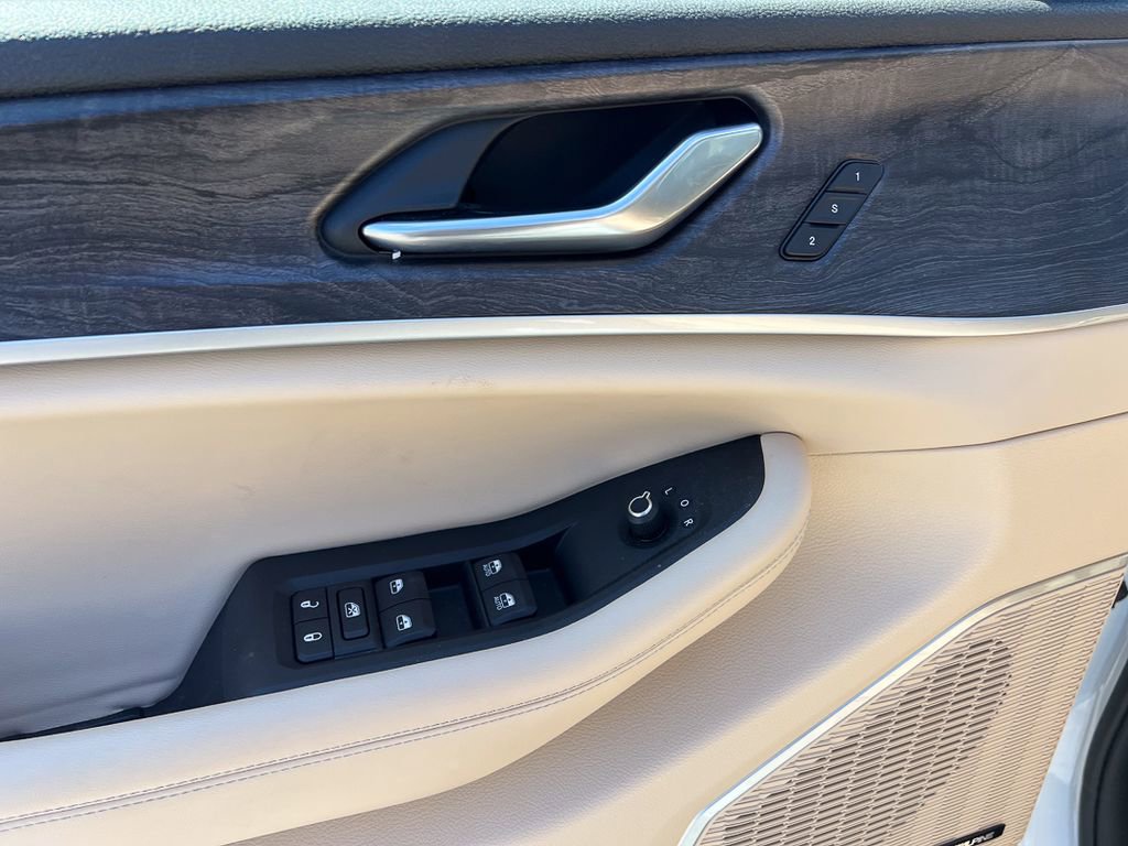 Used 2022 Jeep Grand Cherokee L Limited image 17