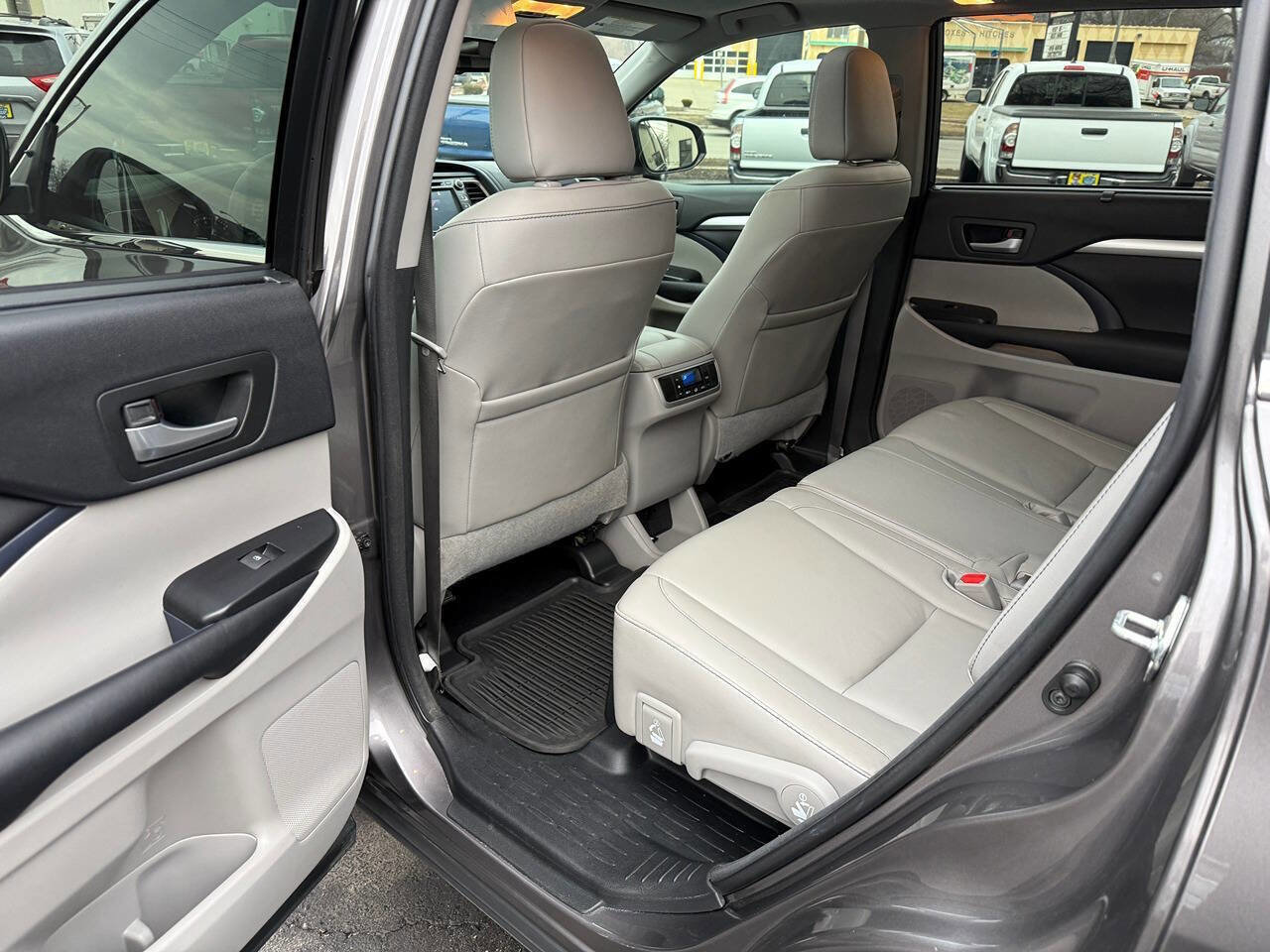 Used 2016 Toyota Highlander XLE AWD/4WD image 31