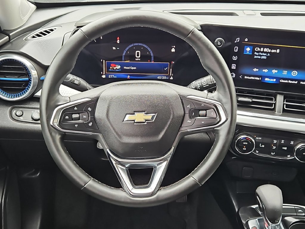 Used 2025 Chevrolet Trax LT w/ LT Convenience Package FWD image 23