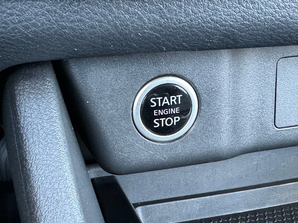 Used 2022 Nissan Rogue SV image 4