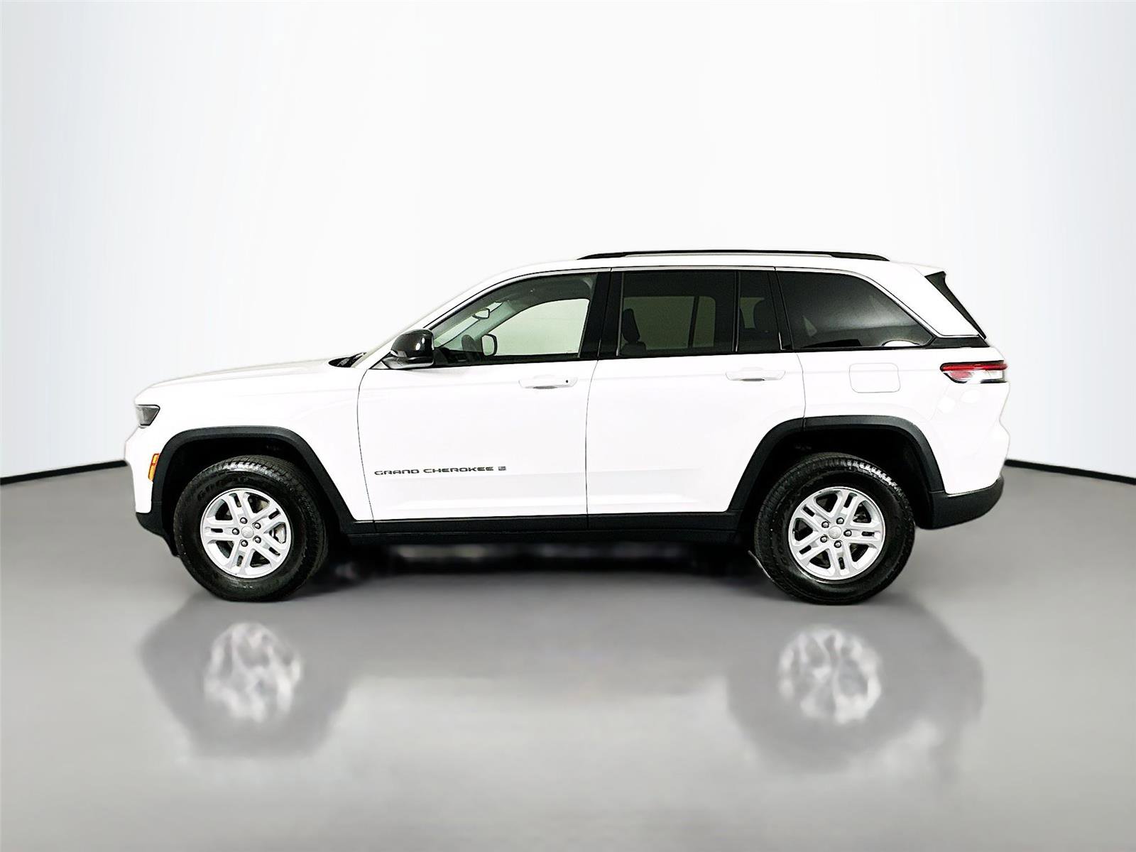 Used 2023 Jeep Grand Cherokee Laredo w/ Luxury Tech Group I image 8