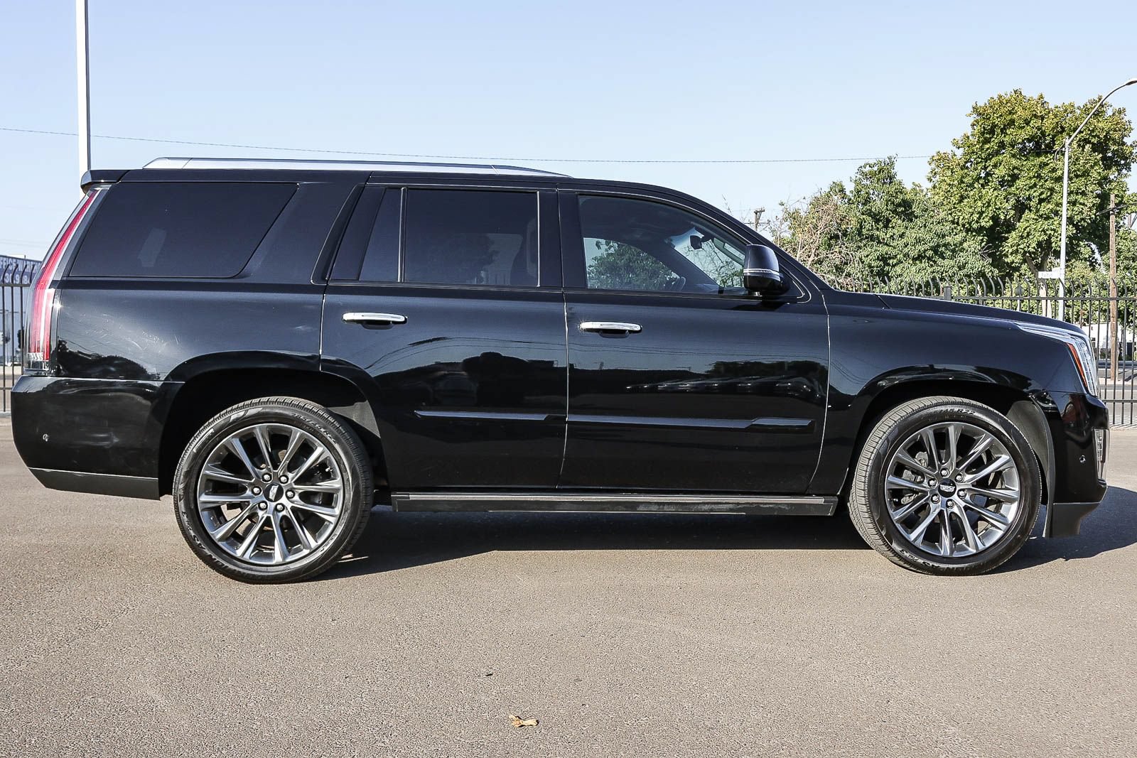 Used 2019 Cadillac Escalade Premium Luxury w/ Escalade Sport Edition AWD/4WD image 4