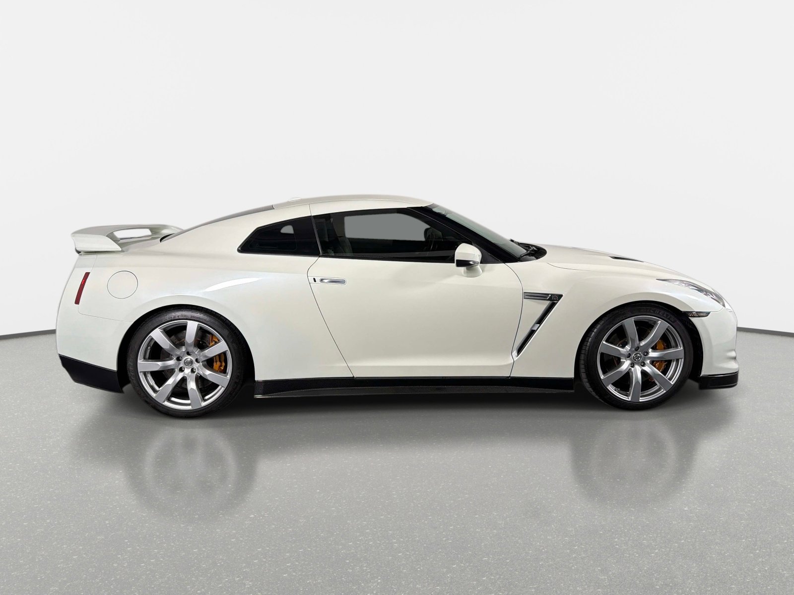 Used 2009 Nissan GT-R Premium AWD/4WD image 2