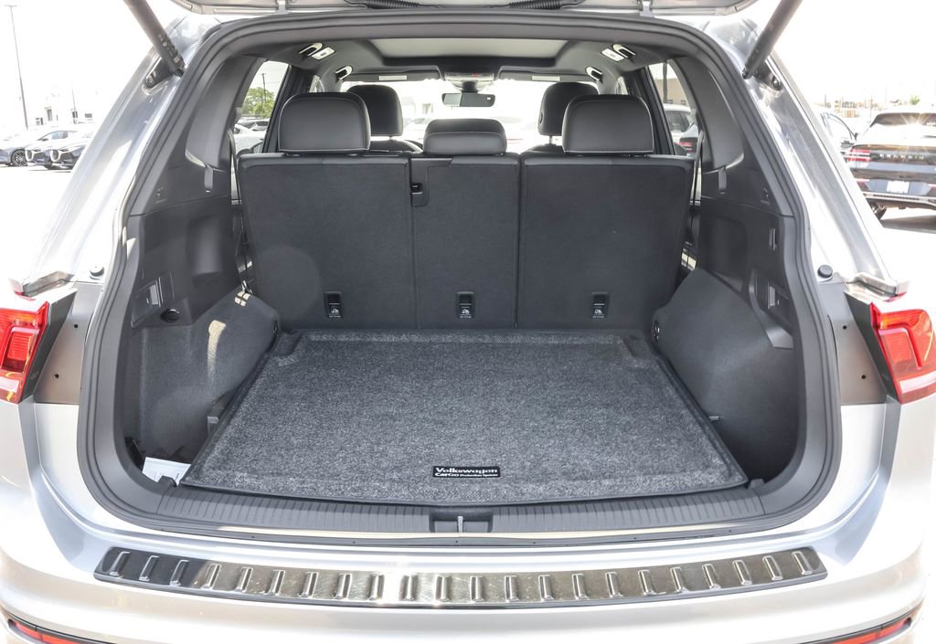 Used 2024 Volkswagen Tiguan SE R-Line AWD/4WD image 32