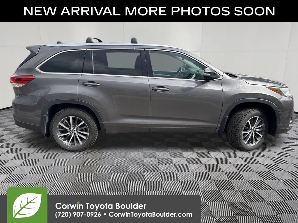 Used 2017 Toyota Highlander XLE w/ Carpet Mat Package AWD/4WD image 6