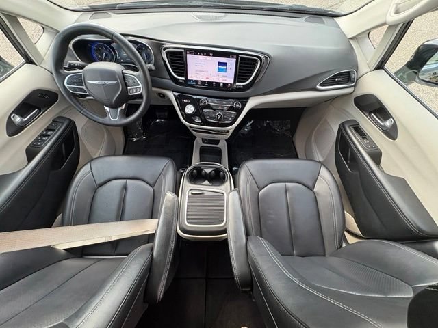 Used 2024 Chrysler Pacifica Touring-L FWD image 28