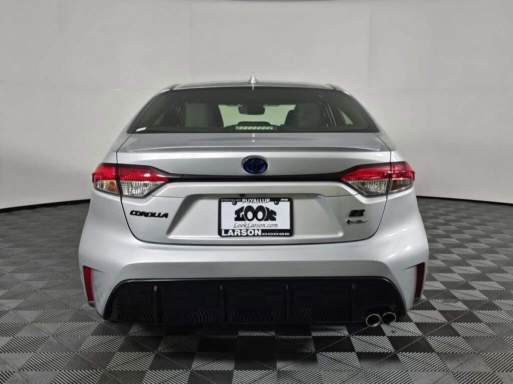 Used 2025 Toyota Corolla SE w/ SE Premium Package image 4