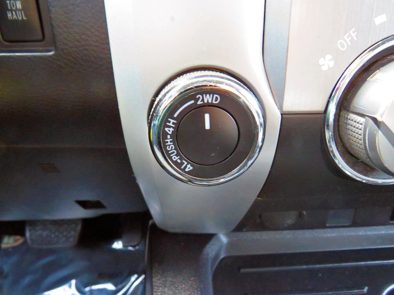 Used 2015 Toyota Tundra SR5 w/ SR5 Upgrade Package AWD/4WD image 27