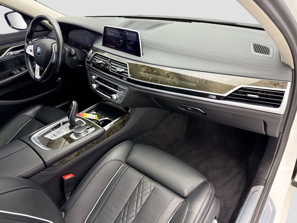 Used 2020 BMW 740i w/ Premium Package RWD image 16