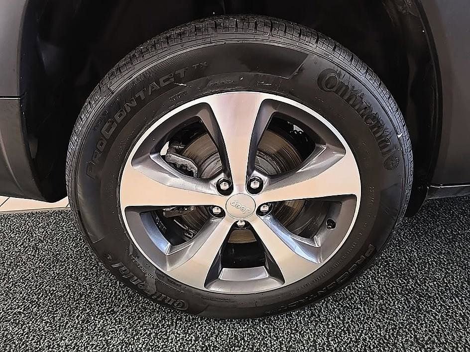 Used 2021 Jeep Cherokee Limited image 39