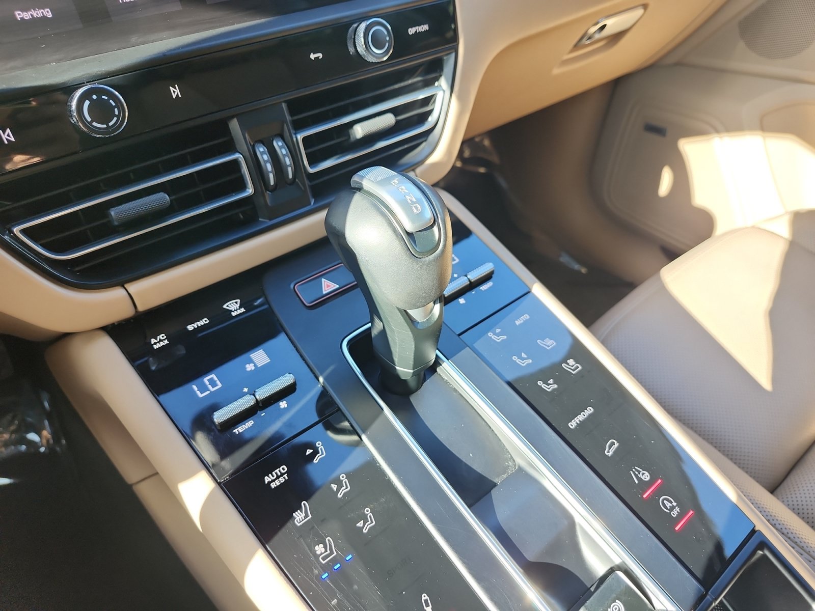 Used 2024 Porsche Macan AWD/4WD image 24