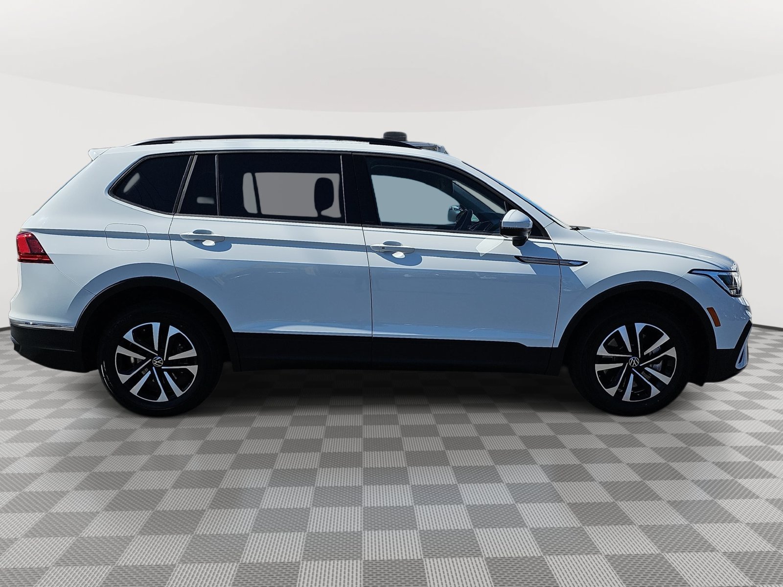 Used 2023 Volkswagen Tiguan S FWD image 4