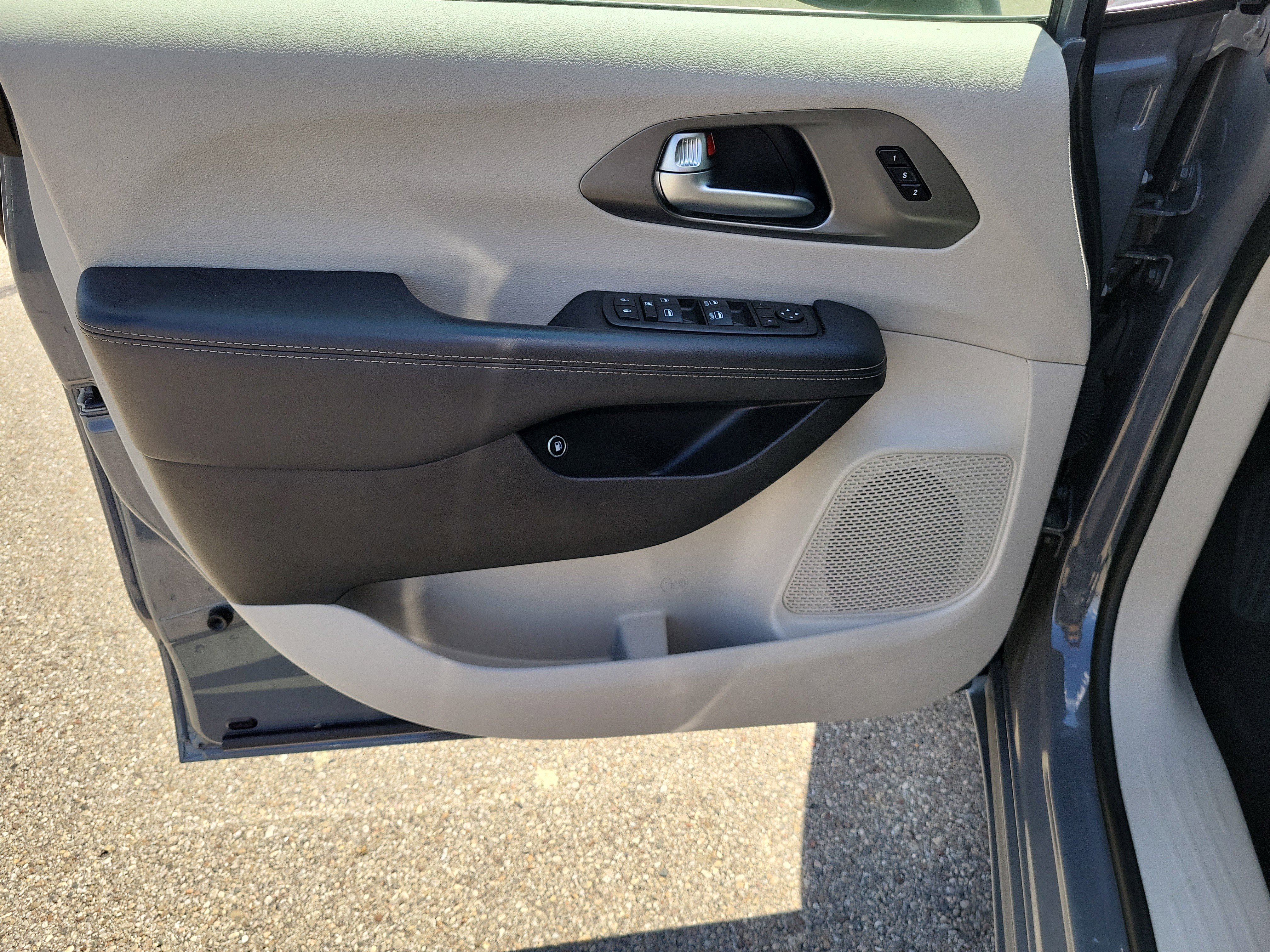 Used 2023 Chrysler Pacifica Touring-L FWD image 17