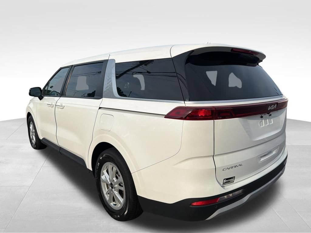 Used 2024 Kia Carnival LX image 3